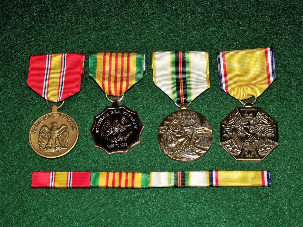 4 medals. Медаль Победы во второй мировой войне США. Орденская планка медаль Вьетнам. USMC медаль. Медаль Vietnam service.